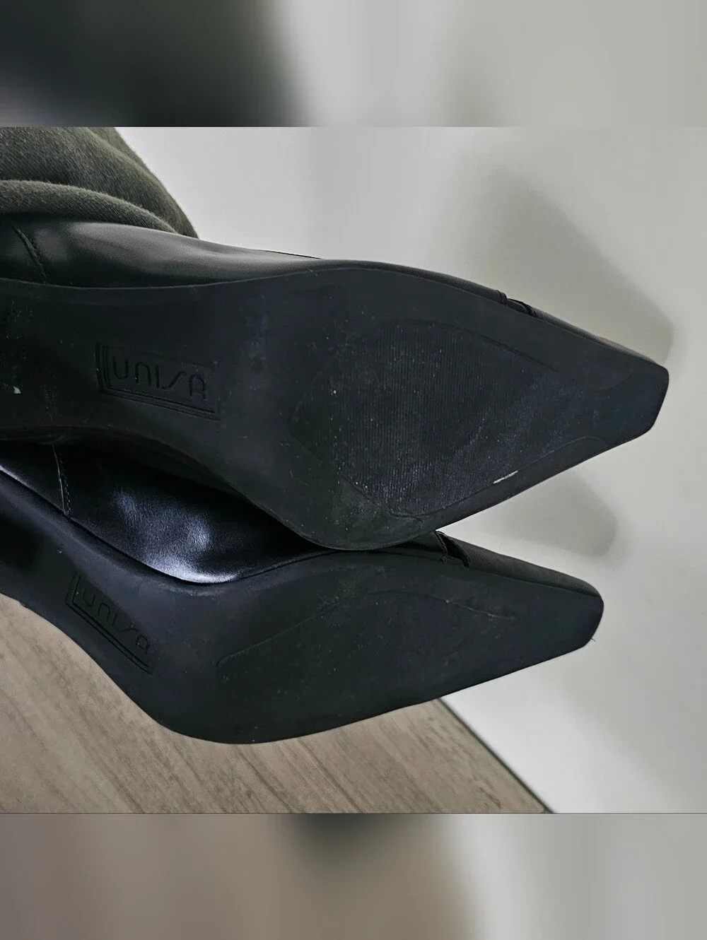 UNISA Black Leather Pointed Toe Mid Heel Pumps 9 1/2